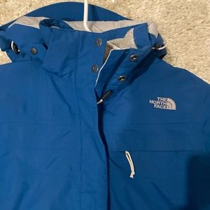 Northface Ski coat. Under arm side zip, zip on hood, and well insulated.